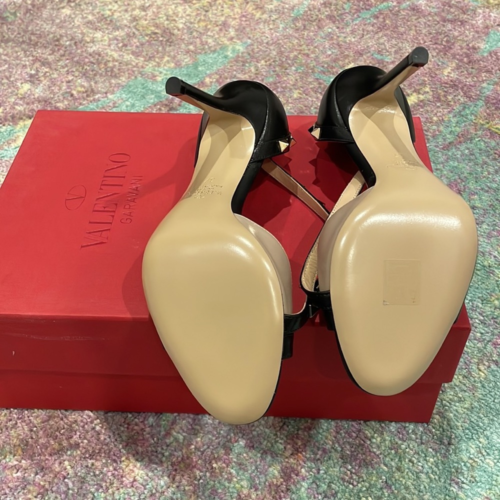 Brand new in box are a pair of Valentino Rockstud D'Orsay Black Pumps in size 37 - Picture 4 of 5
